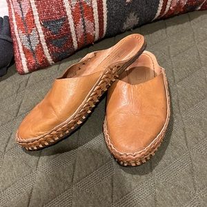 Women’s Mohinders Heritage Leather slide size 8, fits 7-7.5